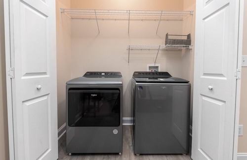 New Bern Casa | 5 minutes to Cherry point! Family-sized townhouse with fireplace & balcony