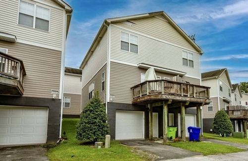 New Bern Casa | 5 minutes to Cherry point! Family-sized townhouse with fireplace & balcony