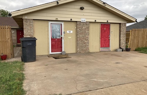 Wichita Falls Apartamento | 5 minutes to MSU/SAFB/MPEC 102-A 2 Bedroom 1 Bath BED&Breakfast. Sleeps 3.