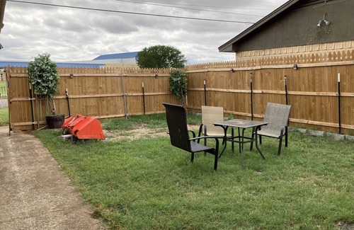 Wichita Falls Apartamento | 5 minutes to MSU/SAFB/MPEC 102-A 2 Bedroom 1 Bath BED&Breakfast. Sleeps 3.