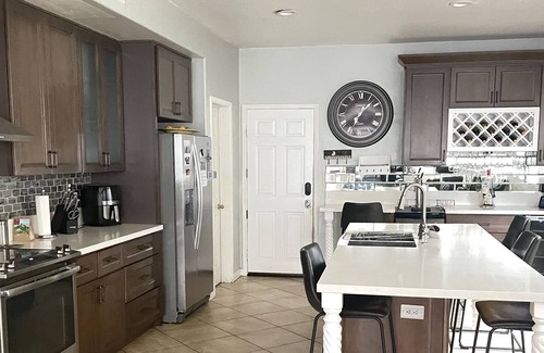 Corona Cama Y Desayuno | 5 minutes to the theme park! Family-sized bedroom / studio