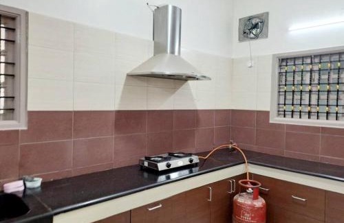 Chromepet Casa | 5 minutes walk to Rela 7 minutes drive to Airport AC Kitchen Bedroom3