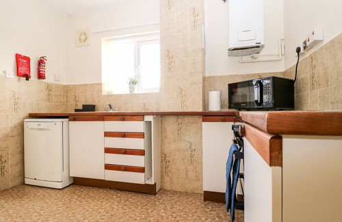 Middleton-on-Sea Casa | 5 SEA WAY, pet friendly, character holiday cottage in Elmer