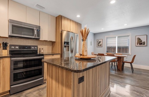 Wadeview Park Casa | 5★ SODO Home, Guest Fave,PetsOk, Game Room, BBQ, Fire Pit,Netflix, Popcorn Maker