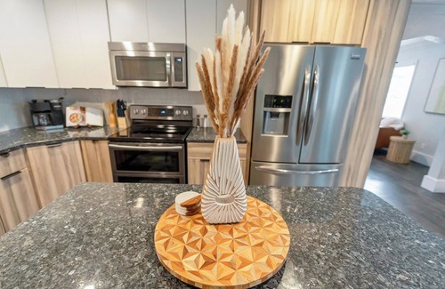 Wadeview Park Casa | 5★ SODO Home, Guest Fave,PetsOk, Game Room, BBQ, Fire Pit,Netflix, Popcorn Maker