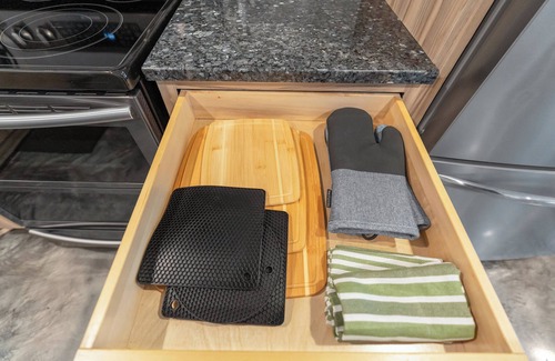 Wadeview Park Casa | 5★ SODO Home, Guest Fave,PetsOk, Game Room, BBQ, Fire Pit,Netflix, Popcorn Maker