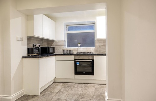 Cambridge Casa | 5 Spacious Bedroom Orchard Haven