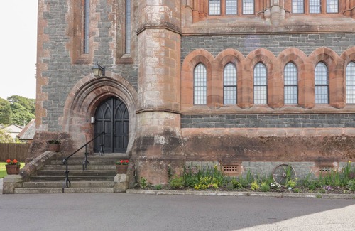 Moffat Cabaña | 5 St. Mary's Church
