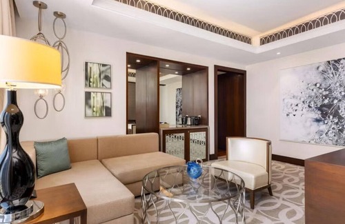 Sheikh Zayed Road Apartamento | 5-Star 1-Bedroom Suite in Dubai with Gorgeous View of Dubai Water Canal