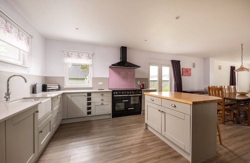 Lauder Casa | 5 Star Award Winning House - The Capercaillie - sleeps 10 with Hot Tub