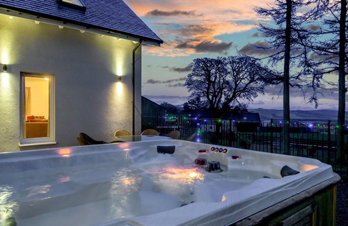 Lauder Casa | 5 Star Award Winning House - The Capercaillie - sleeps 10 with Hot Tub