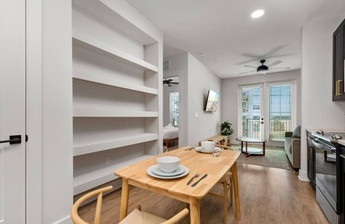 Oakford Park Apartamento | 5 Star Building and Location | Pool/Gym | Midtown!