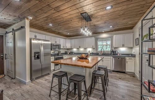 Ellijay Cabina | 5-Star Cabin w/Hot Tub, Game Room, & Resort Perks!