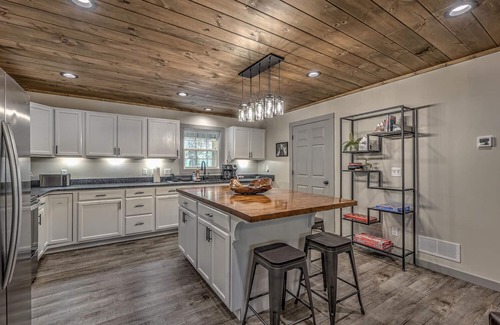Ellijay Cabina | 5-Star Cabin w/Hot Tub, Game Room, & Resort Perks!
