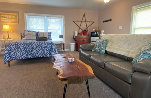 Belhaven Apartamento | 5-Star Comfort - Walk to Marina, Restaurants, Water Front Park, Boater Friendly!