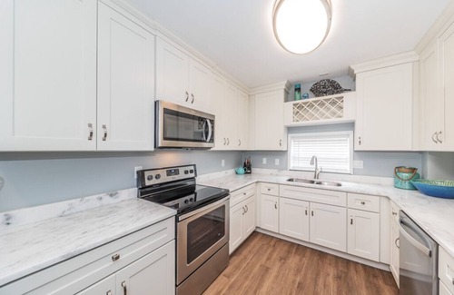 Downtown Dunedin Condominio | 5 star condo ON MAIN STREET with Summer special rates!