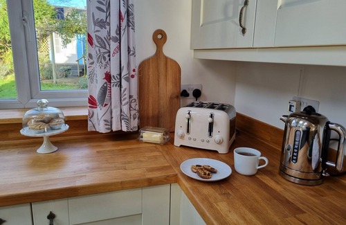 Brighstone Casa | 5 Star, Cosy, characterful thatch cottage in a designated area of natural beauty