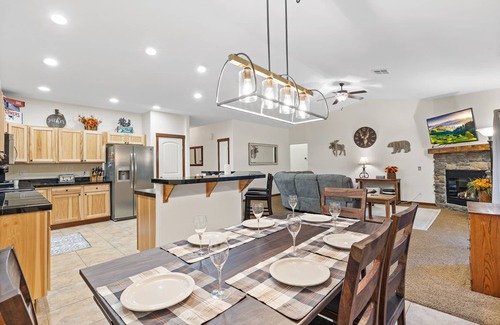 Ronald Casa | 5-star family home with game room, private hot tub, summer pool, near the lake!