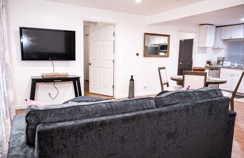 Olathe Casa | 5-Star Home in amazing location! 3Brm w/3Bth Gem.