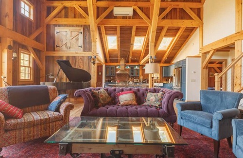 Mount Marion Casa | 5-Star New Barn Home - Music Studio, Views & Hot Tub