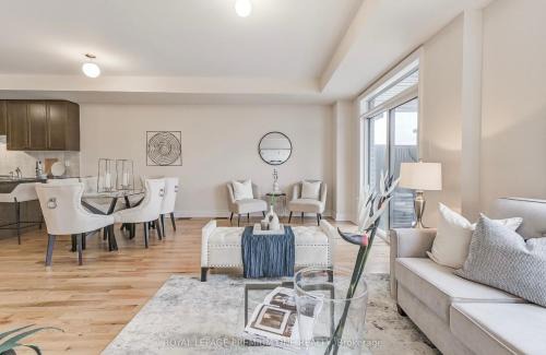Richmond Hill Casa | 5 STAR ROOM AT BEST LOCATION IN RICHMOND HILL-Walking Plaza, Malls,Train