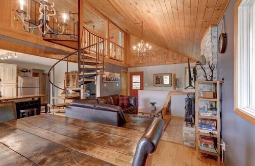Otonabee-South Monaghan Casa | Kawartha Lakes Lakehouse estilo chalet en el río Otonabee