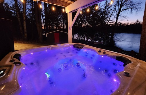 Otonabee-South Monaghan Casa | Kawartha Lakes Lakehouse estilo chalet en el río Otonabee