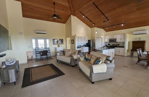 Cherokee Casa | 5 Star Waterfront Villa, Beach, Dock & Boat Rental