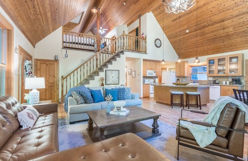 Weed Casa | 5 Star Winter Wonderland Chalet in Mt. Shasta