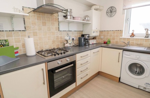 Burnmouth Cabaña | 5 WEST WINDS, character holiday cottage in Burnmouth