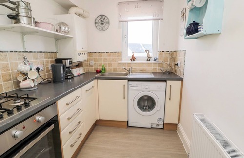 Burnmouth Cabaña | 5 WEST WINDS, character holiday cottage in Burnmouth