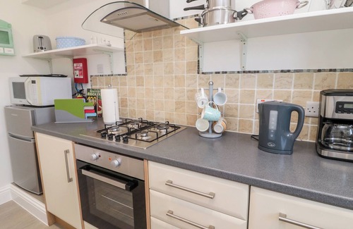 Burnmouth Cabaña | 5 WEST WINDS, character holiday cottage in Burnmouth