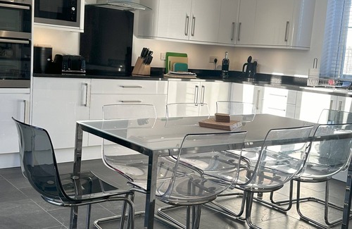 Port-Eynon Cabaña | 5* Whitebridge Cottage - short walk to Port Eynon beach and village amenities