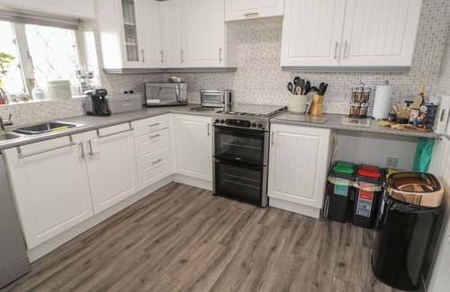 Kinmel Bay Cabaña | 5 WOODSIDE AVENUE, pet friendly, with a garden in Kinmel Bay