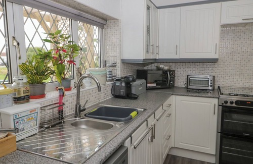 Kinmel Bay Cabaña | 5 WOODSIDE AVENUE, pet friendly, with a garden in Kinmel Bay