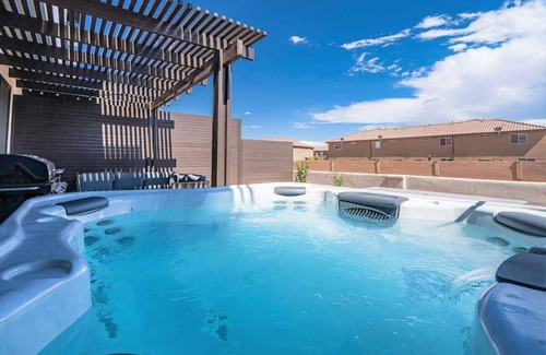Ivins Casa | O-50| Resort Home! Private Hot Tub * Resort Pool * 2 Family Rms