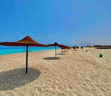 Al-Hammam Apartamento | 50% Off. 2BR , 2BR Ground floor with pool view, private beach access, security 24/7 شاليه ٢ غرفه ، ٢ حمام ف الدور الارضي قدام جنينه و حمام السباحه مباشره ، شاطيء خاص بالقرية و أمن ٢٤ ساعه و مسجد خاص