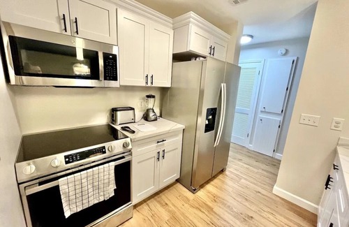 Bel Air Casa | 50 steps to beach 2 bed 3 bath townhome sleeps 8, close to restaurants and ent.
