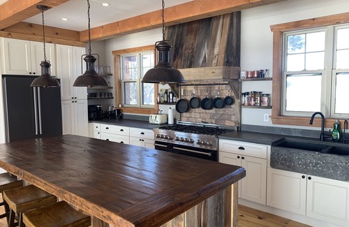 Calabogie Chalet De Esquí | 5000 sq ft luxury vacation home with 6 bedrooms 7 bathroom.