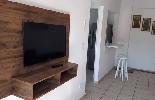 Enseada Apartamento | 500m da Praia, BIWA Edifício com Piscina, 1garagem, WI-FI, Portaria 24hs, churrasqueira, playground, jardim, Centro do Guarujá, SP