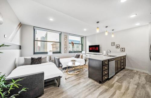 Gateway District Apartamento | 506- 2BR unit with Olympic Pool & Steam Access in Downtown Playhouse Square
