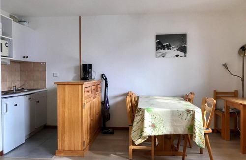 Vallandry Apartamento | 50m del centro estación, 2.o piso, vista estación, balcón, tv, local para esquís, 35m²