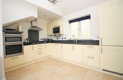 Constantine Bay Casa | 50m from the beach, dog friendly with patio garden