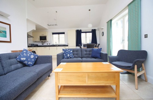 Constantine Bay Casa | 50m from the beach, dog friendly with patio garden