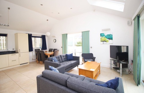 Constantine Bay Casa | 50m from the beach, dog friendly with patio garden