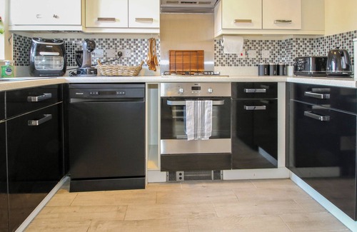Oakengates Cabaña | 51 ST. GEORGES AVENUE, pet friendly, with a garden in Telford