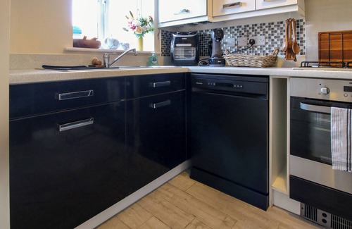 Oakengates Cabaña | 51 ST. GEORGES AVENUE, pet friendly, with a garden in Telford