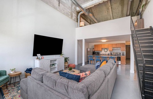 Otterbien Home Apartamento | 5103 Peters · New Industrial Loft on Lebanon Bike Trail !!