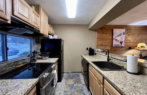 Hidden Valley Apartamento | 🏊‍♀️🐶Soak, Swim, Play: Pool Access, Hot Tub & Pet-Friendly Mountain Escape🌲