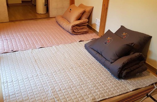 Gahoe-dong Casa | 52salon Hanok Guesthouse